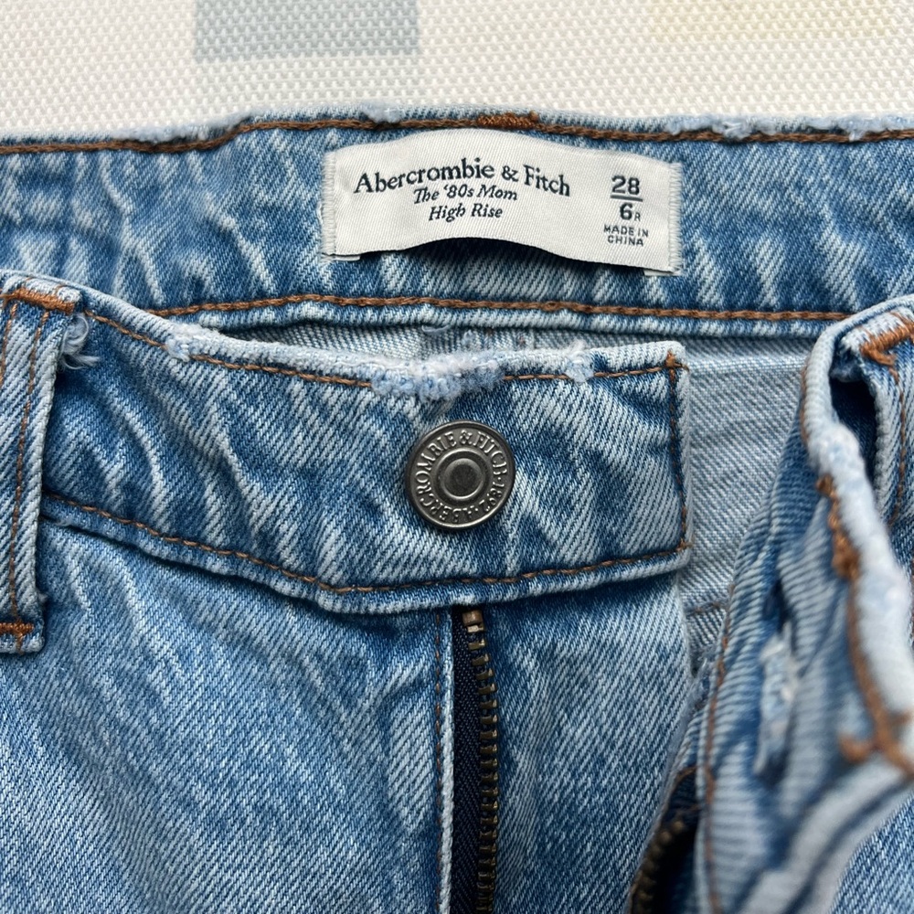 NWOT - Abercrombie High Rise Mom Jeans in Medium, Size 28 - Picture 3 of 6